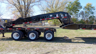 When needed, the gooseneck can be raised in order to provide additional ground clearance.

Dual-arm hydraulic gooseneck jack with shoe provides stable support of the gooseneck to the truck or jeep dolly frame when the gooseneck is detached for loading or unloading.