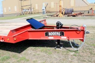 A large toolbox with lockable steel lid located in the drawbar provides ample storage for chains, binders, tools, etc.  The heavy-duty two-speed landing leg has a lift capacity of 50,000 lbs. and a static capacity of 70,000 lbs.