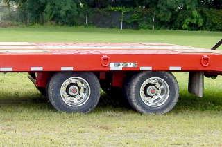 The trailer air suspension provides a smooth and stable ride.

Both axles are equipped with spring parking brakes and a premium 4S/2M anti-lock braking system.

Optional aluminum disc wheels (outer only) are shown.