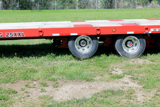 The front axle of the trailer is mounted to an air suspension.
The axle can be lifted off the ground when load conditions allow for easier maneuverability.