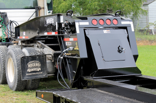 ROGERS CobraNeck gooseneck features easy to adjust deck/5th wheel heights and simple operation.