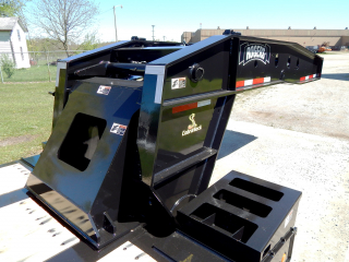 ROGERS CobraNeck gooseneck features easy to adjust deck/5th wheel heights and simple operation.
