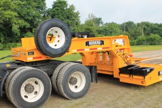 The powerful ram-foot gooseneck uses low hydraulic pressure to safely and reliably lift the load. Hydraulic power is supplied to the gooseneck either by tractor PTO or by the customer specified 23HP Honda gas engine power unit
Four standard lashing D's on top of the gooseneck
Two spare tire carriers on gooseneck
Four front folding ramps
