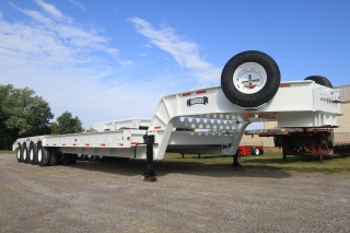 Removable hatbox with 2' kingpin
Two spare tire carriers on gooseneck
Steel covered lockable toolbox