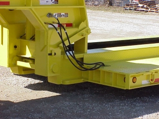 The powerful ram foot gooseneck can lift the load placed anywhere on the deck.