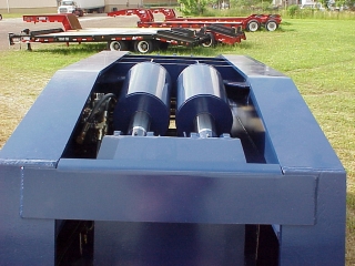 Powerful hydraulic cylinders allow the rated load to be lifted anywhere on the deck using low hydraulic pressures.

There is no need to use a gas engine or a special 3,000 psi PTO to detach this trailer.