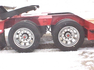 Machine loads can park on the wide trunnions between the wheels.

Pictured Option: Aluminum wheels, rear ramps