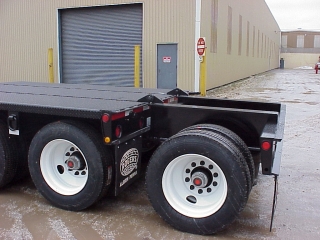 A removable axle like this is used in U.S. states where a 4th axle is required to carry 60 tons.

It has a hand control valve to adjust the air pressure to equalize the overall weight with this axle.
