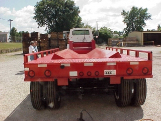 The deck contains a well designed to haul a variety of steel coil sizes positioned length-wise for efficient use of the space.

The steel deck along the sides of the well enables the operator to easily access the coil(s).