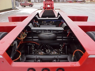 When the trailer is loaded and operational, the air lift is at the same level as the cross members and all tires are on the ground.

When traveling empty, the air lift raises the last axle 3 - 4