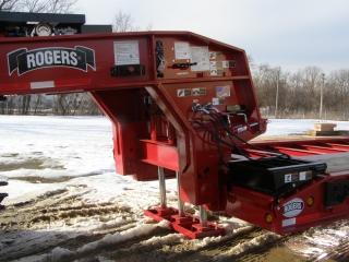 The powerful ram-foot gooseneck uses low hydraulic pressure to safely and reliably lift the load.  Hydraulic power is supplied to the gooseneck either by tractor PTO or by the customer specified 23HP Honda gas engine power unit.