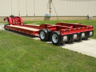 Trunnion between wheels with lashing D's  on each side of the deck