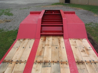 Extra strong motor grader ramps offer access over the gooseneck to machines with high ground clearance.

The gooseneck has an area for storing blocks and chains.