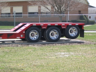 CR50's tri-axle rear frame.

Pictured Options: Air lift on the 3rd axle, wheel covers, and aluminum wheels.