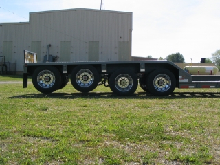 An air lift is installed on the 3rd and 4th axles -- when loaded this device is the same level as the cross members.

For traveling empty, the air lift can raise the last two axles 4