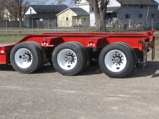 Standard rear frame: air ride suspension with mechanical height adjustment and 275/70R22.5 low-profile radial tires on steel disc wheels.