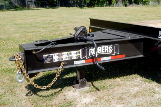 A large toolbox with lockable steel lid located in the drawbar provides ample storage for chains, binders, tools, etc.  The heavy-duty two-speed landing leg has a lift capacity of 50,000 lbs. and a static capacity of 70,000 lbs.