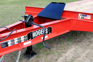 A large toolbox with lockable steel lid located in the drawbar provides ample storage for chains, binders, tools, etc. The heavy-duty two-speed landing leg has a lift capacity of 50,000 lbs. and a static capacity of 70,000 lbs.