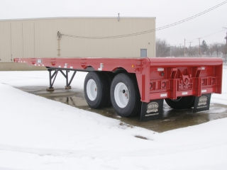ROGERS® 40-ton capacity oil field float has a simple, heavy-duty design to handle the severe-duty work of oil and gas exploration.  Heavy-duty main beams and side channels along with deep cross members make a very strong and durable trailer frame.